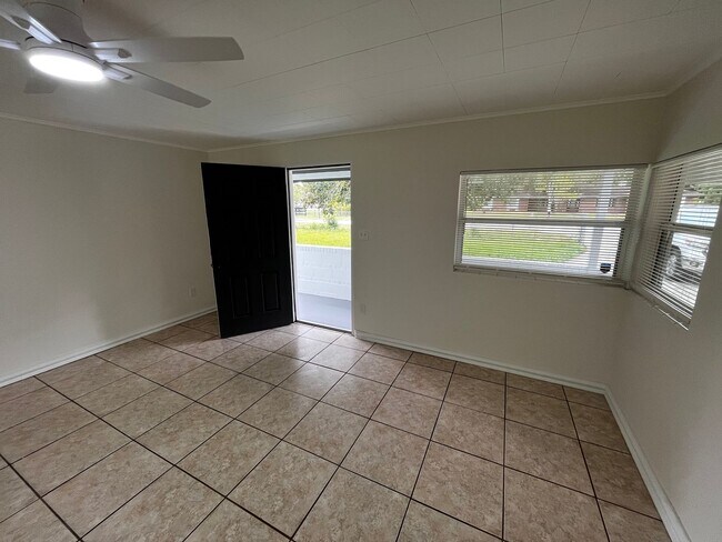 Building Photo - 1017 Hardwick Ave