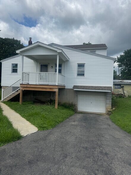 Primary Photo - 11 Coates Ave