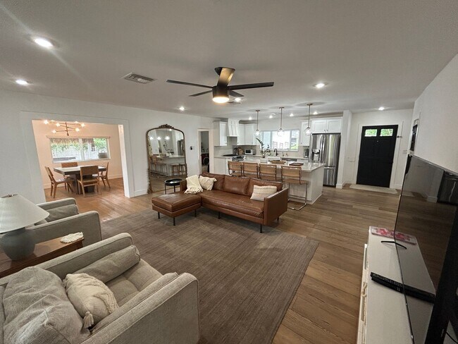 Building Photo - 4016 E Avalon Dr