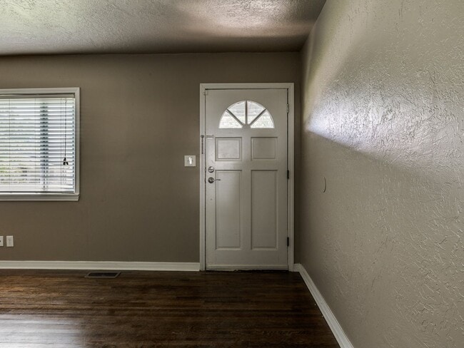 Building Photo - Great home, 4 bedrooms or 3+study, 1.5 bat...