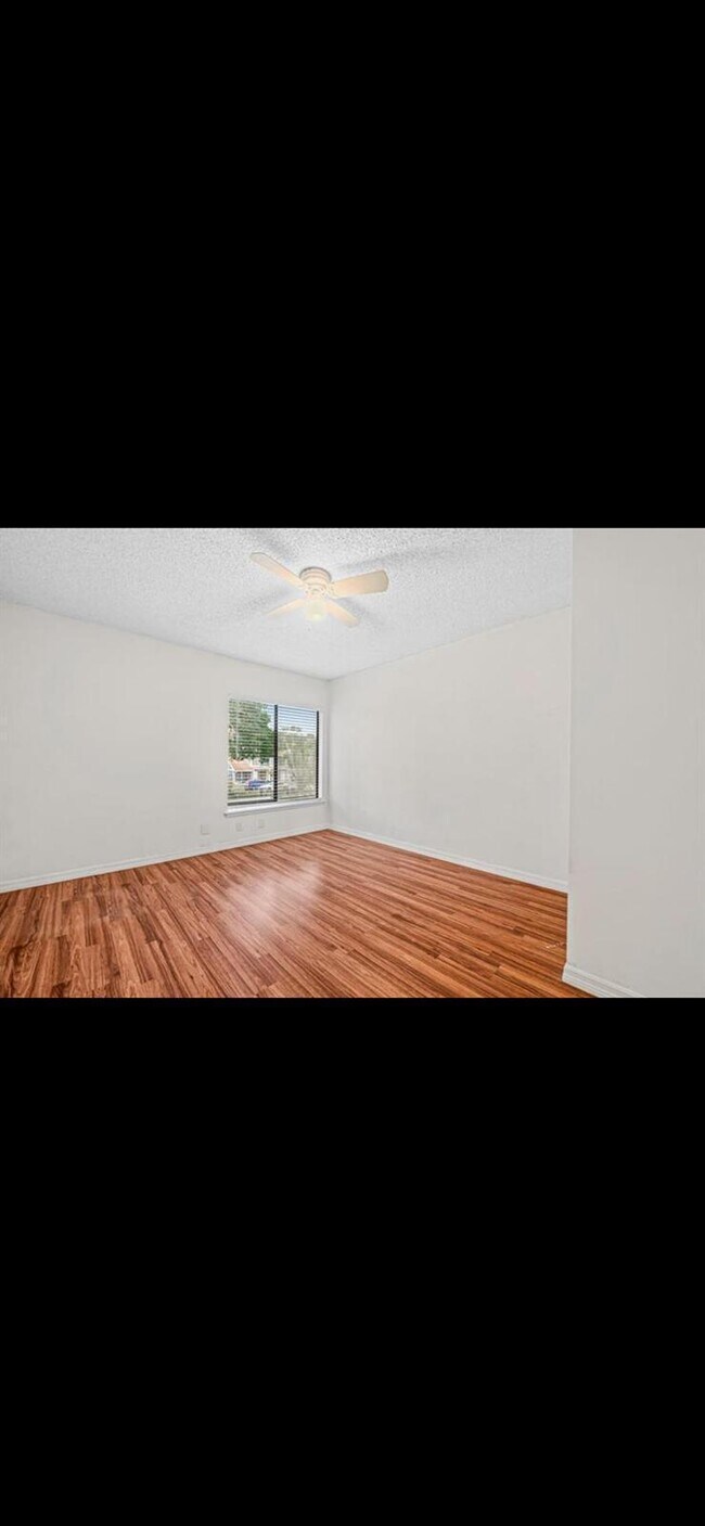 Building Photo - 9227 Green Meadows Way