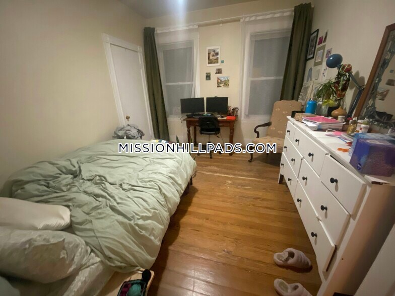 Building Photo - 21 Bucknam St