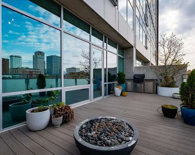 Building Photo - 300 E 3rd St