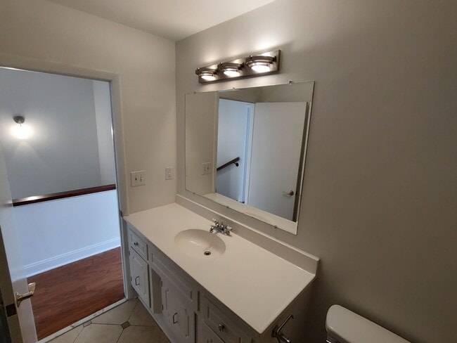 Building Photo - 2-Story Townhome WALKING DISTANCE TO THE BEACH! COMMUNITY POOL!