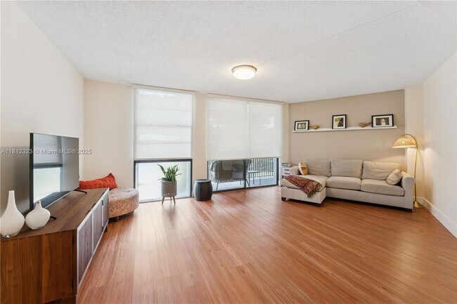 Building Photo - 3101 N Country Club Dr