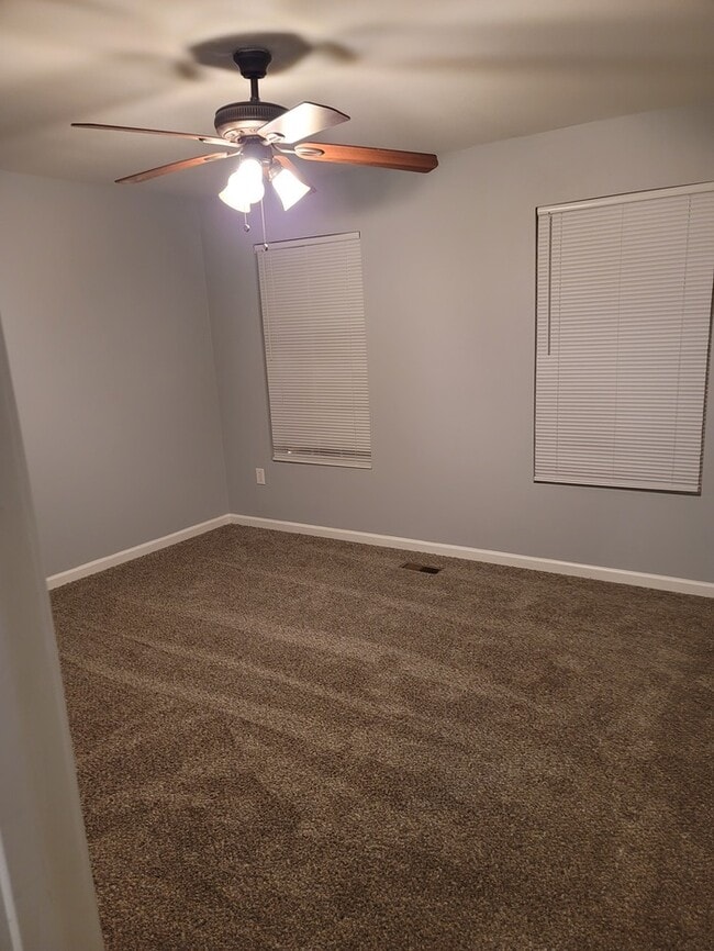 Building Photo - Two Bedroom Oakwood Townhome