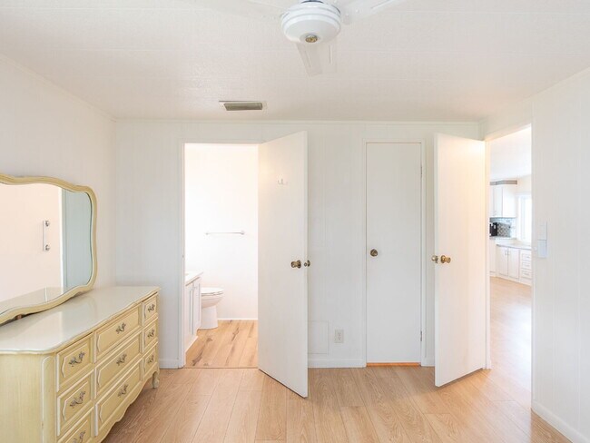 Building Photo - 529 Cervina Dr S