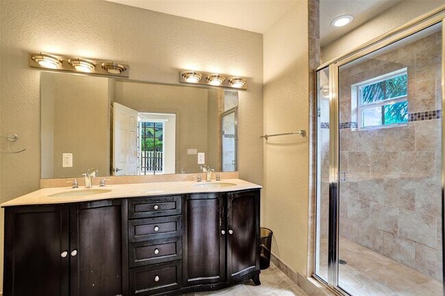 Building Photo - 624 NE 29th Dr