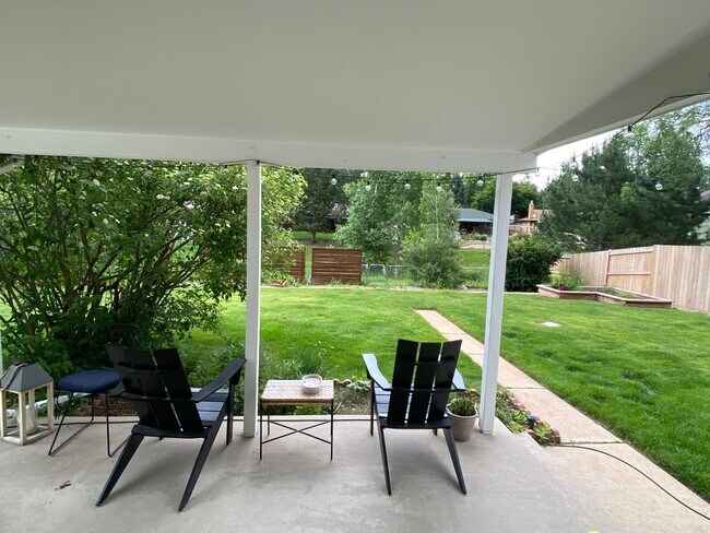 Building Photo - Single Family home half a block from Bible Park.