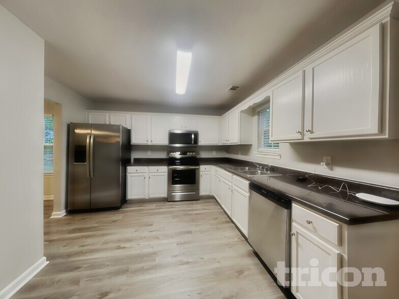 Building Photo - 613 Amberwood Dr