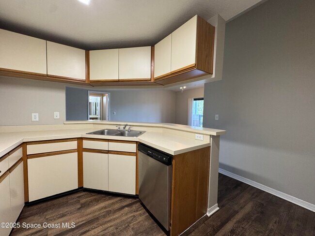 Building Photo - 7667 N Wickham Rd
