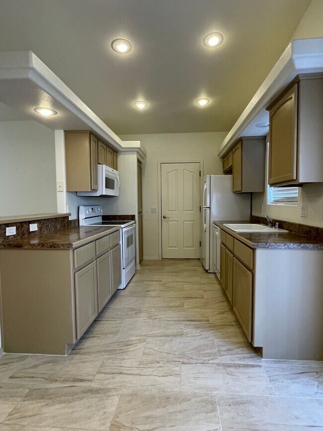 Building Photo - Move in ready, Call for a showing.