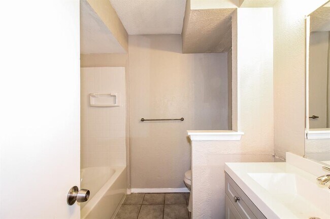 Building Photo - 1004 Cambridge Dr