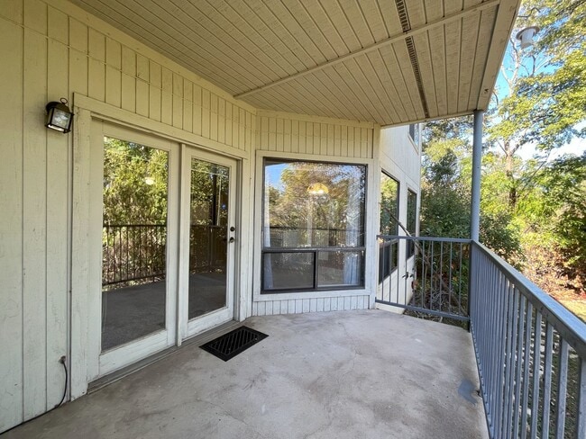 Building Photo - Wonderful 2/2 in Perfect Far West Location