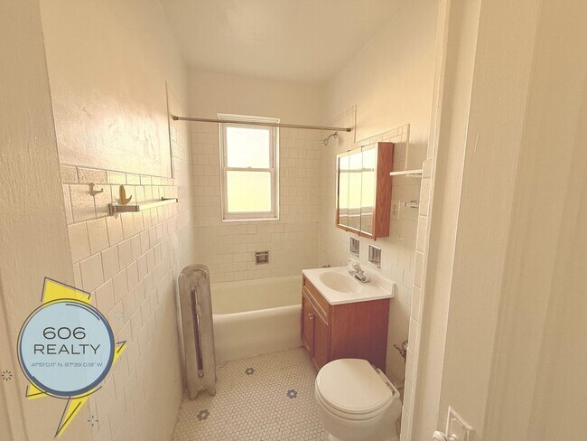 Building Photo - Spacious updated 6 Corners Apartments!