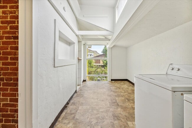 Building Photo - Charming 1-bedroom with office, 1-bathroom...
