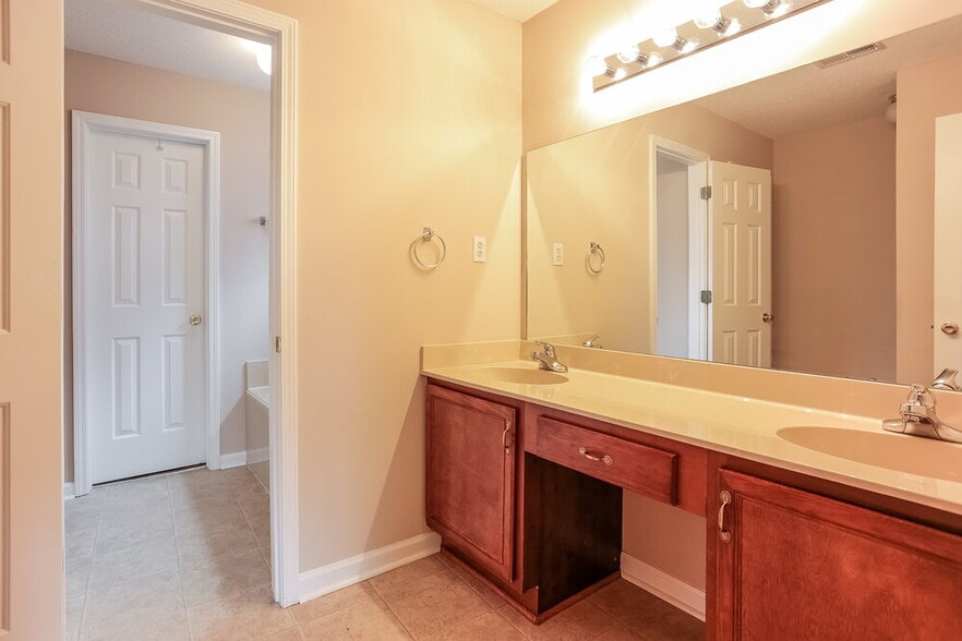 Building Photo - 4499 Shadow Ridge Dr