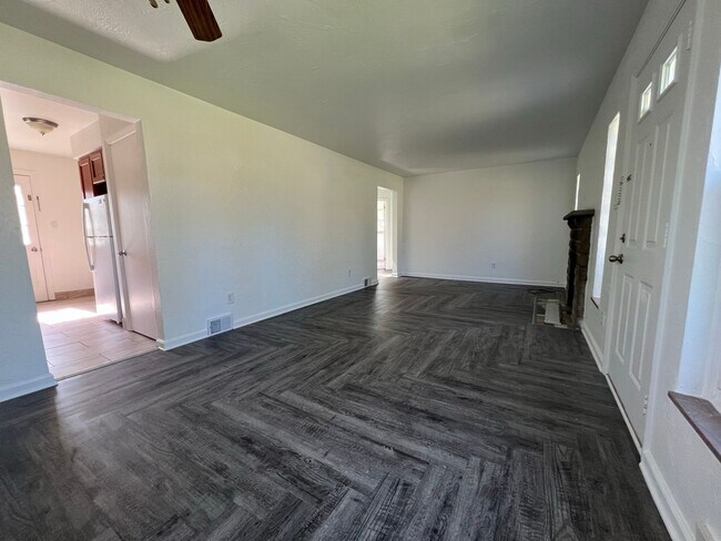 Building Photo - Modern 3 bedroom, 1.5 bathroom home in Bethel Park