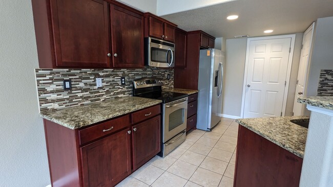 Building Photo - 3 BED/2.5 BATH END UNIT TOWNHOME W/PATIO & 2-CAR GARAGE!