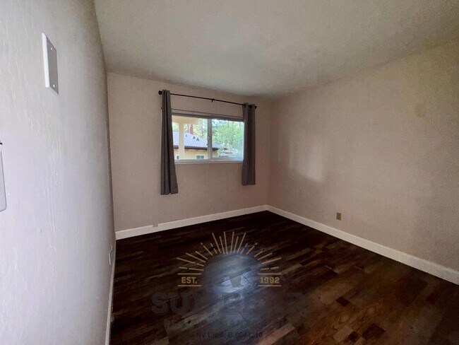 Building Photo - 3 Bedroom!  Dog Friendly!