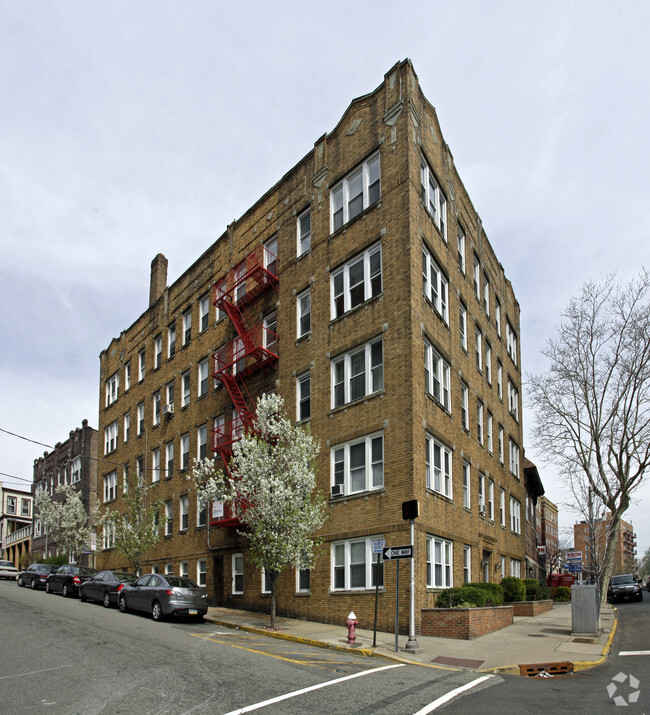 Primary Photo - 6601 Blvd East Apartments