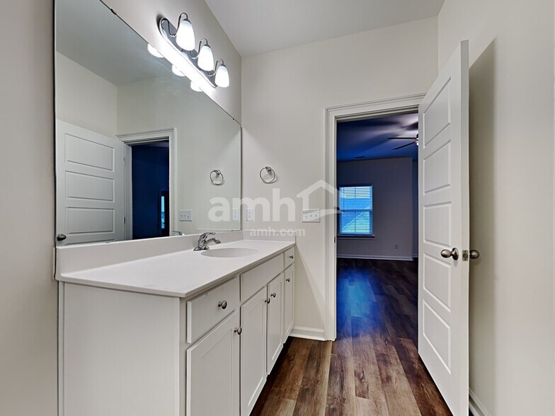 Building Photo - 133 Trumpet Vine Dr