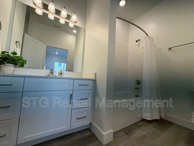 Building Photo - 5801 S Garnet Dr