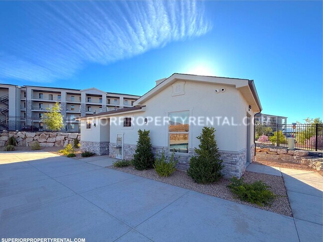 Building Photo - 2 bed, 1 bath Condo