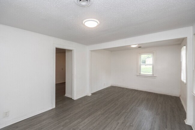 Building Photo - Amazing 3 Bedroom 1 Bathroom Home