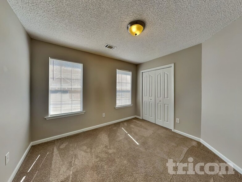 Building Photo - 3715 Longview Dr