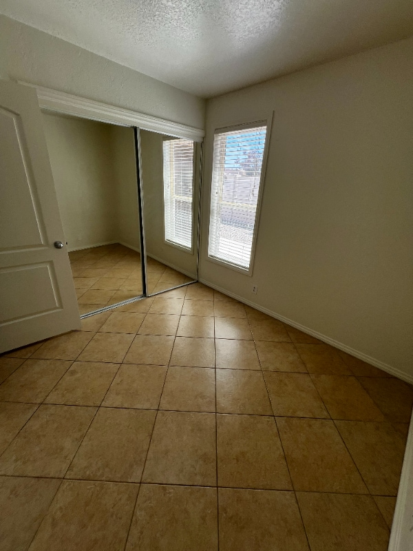 Building Photo - 261 Cottonwood Dr