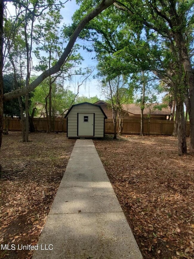Building Photo - 2302 Robert Dr