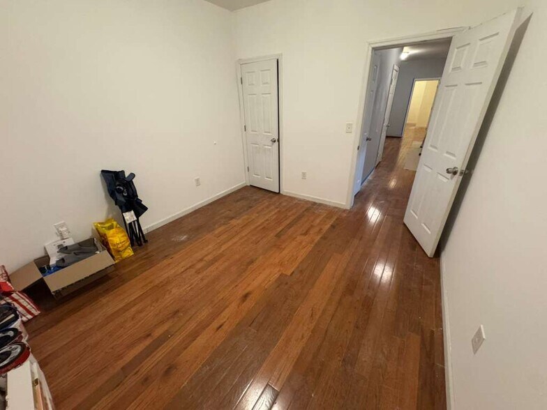 Building Photo - 209 21st St