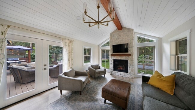 Building Photo - 3 Bed 2.5 Bath - Exceptional Condition - P...