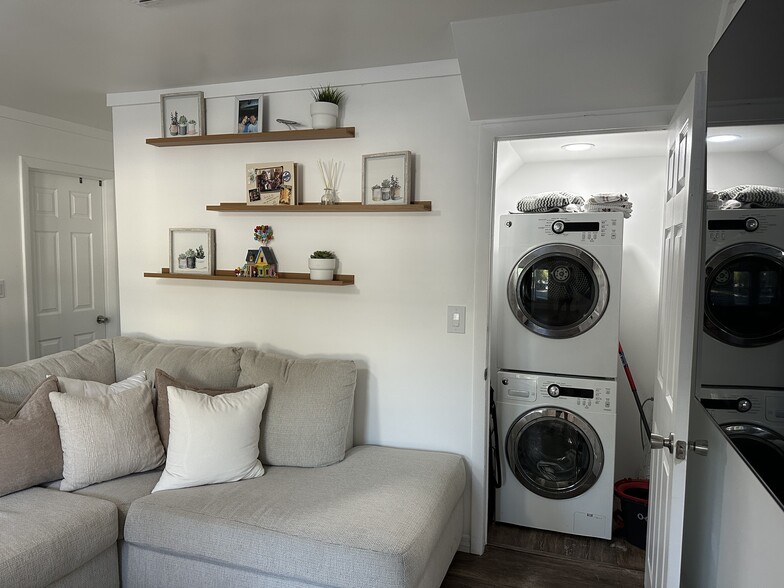 Washer / Dryer - 5611 12th St