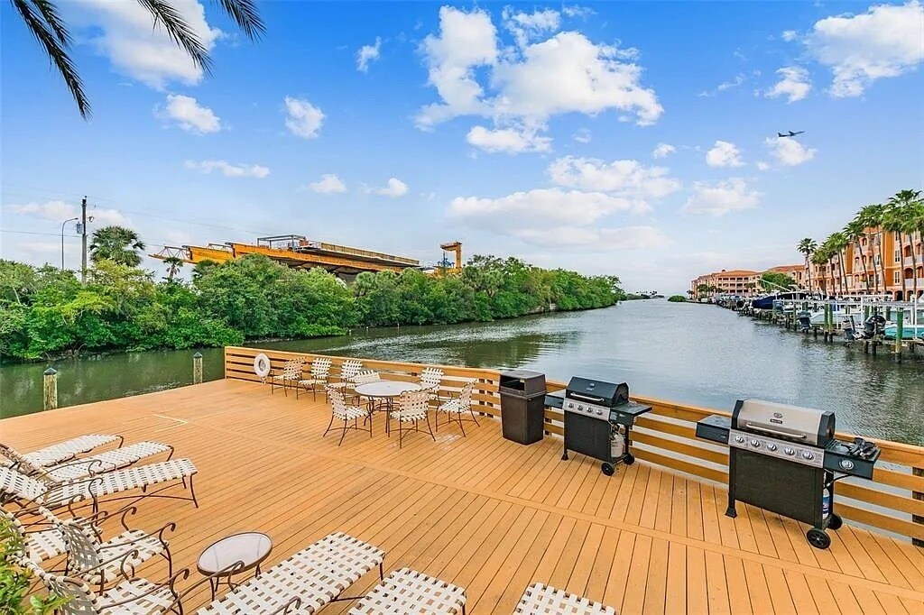 Pool deck - 5000 Culbreath Key Way