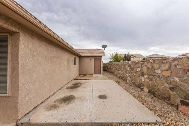 Building Photo - Nice Large Home in Sonoma Ranch—-Will go f...