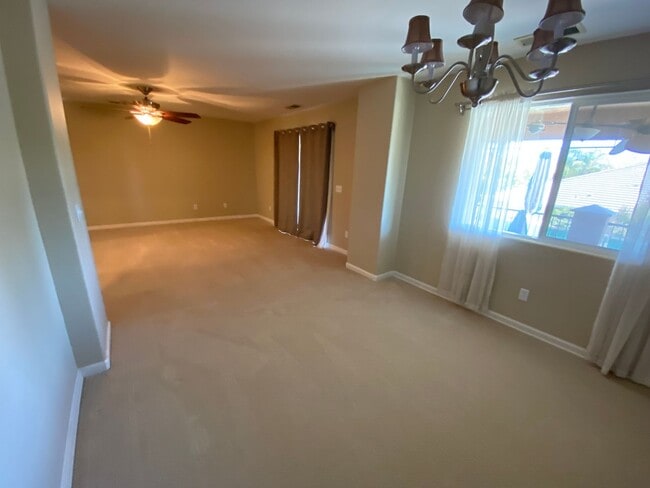 Building Photo - Big beautiful Home for rent in Visalia, Ca