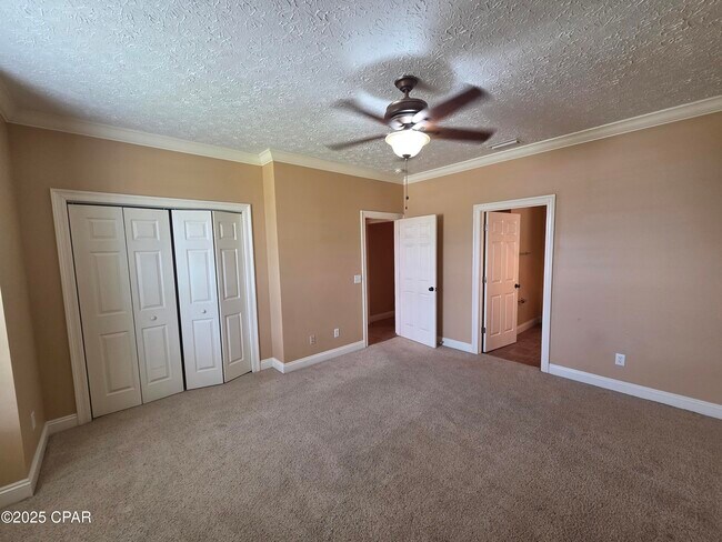 Building Photo - 3401 Hillcrest Dr