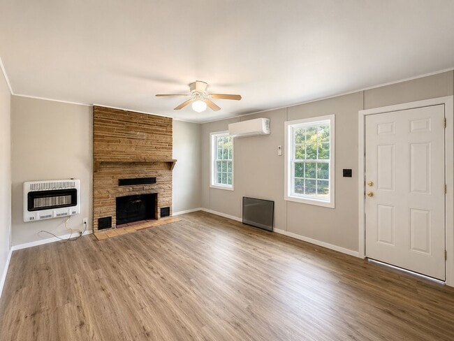 Building Photo - Remodeled 2/1 • Water Included • Commutable