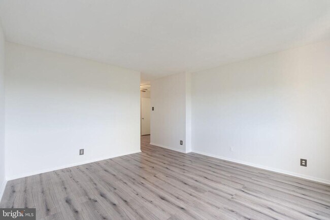 Building Photo - 309 Yoakum Pkwy