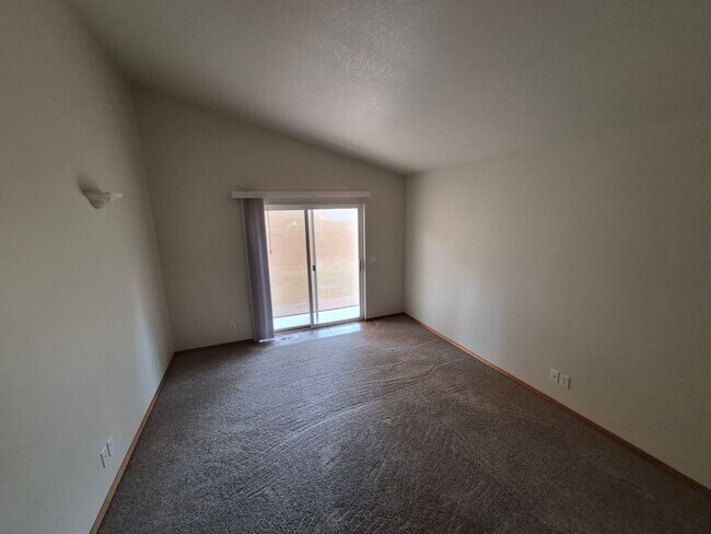 Building Photo - 3BR/2BA NE Bend Home