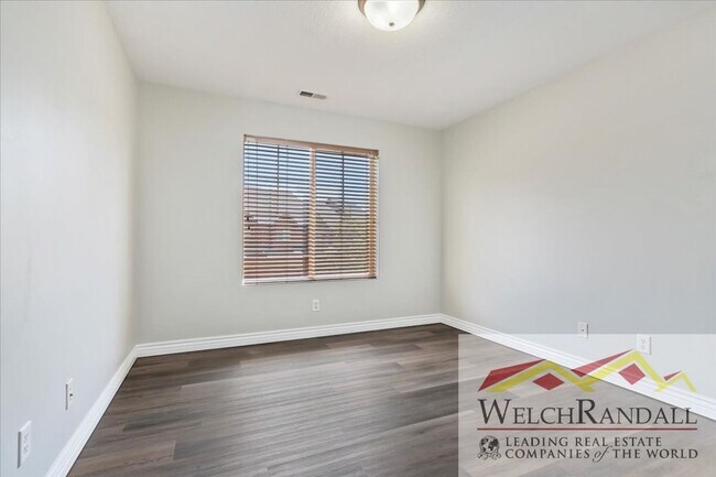 Building Photo - Stylish 3-Bed, 2-Bath Condo in the Heart o...
