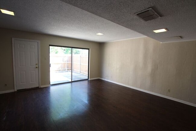 Building Photo - Available Now! 3 bedroom 2.5 bath townhome...