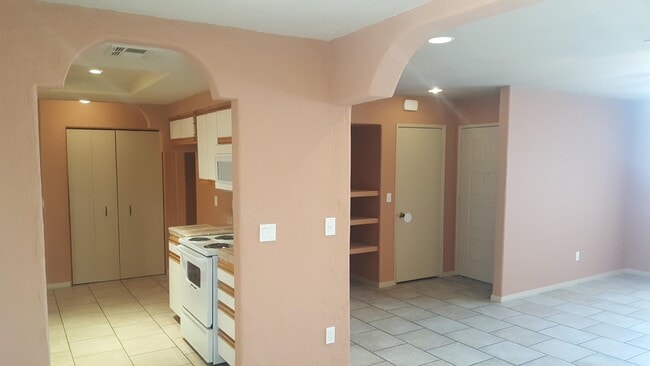 Building Photo - 3906 Balsa Ave