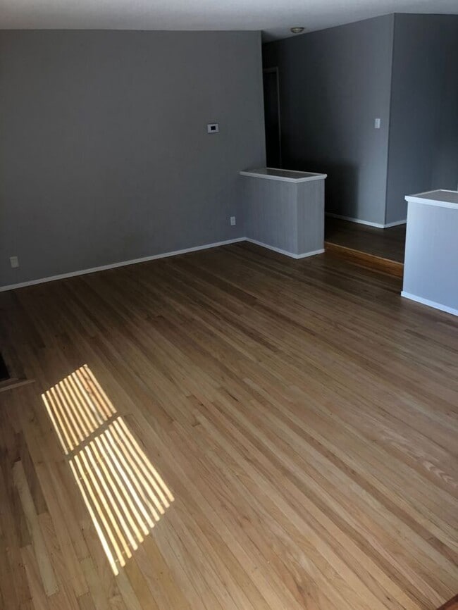 Building Photo - 3 bed 2 bath home for rent in SkyPark area...