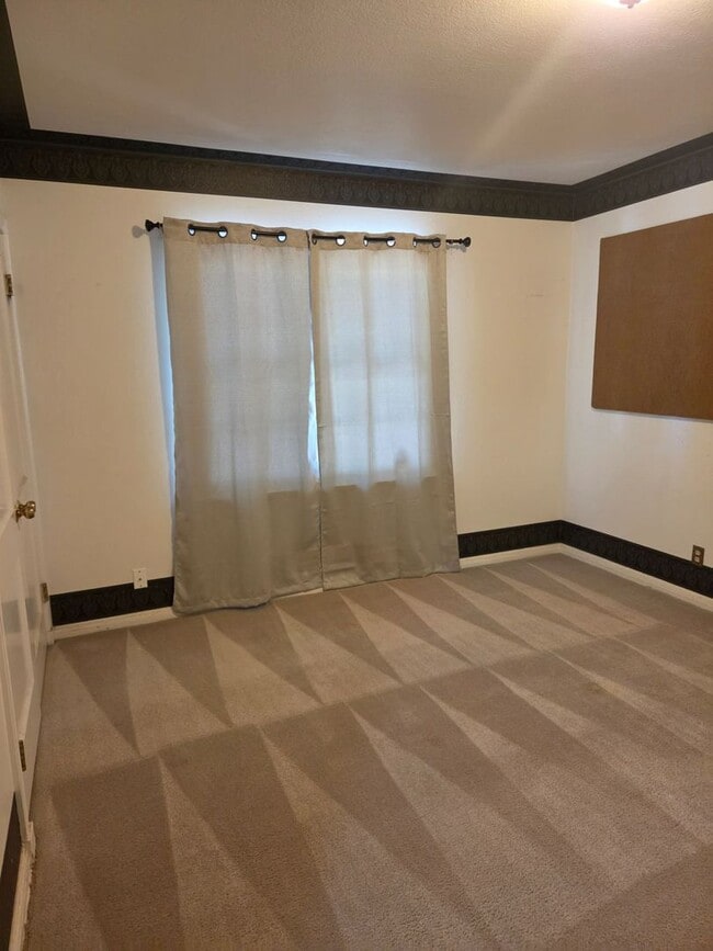 Building Photo - Large Three Bedroom Home