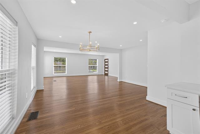 Building Photo - 2560 Rogers Ave