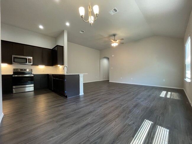 Building Photo - TOWNHOME FOR RENT