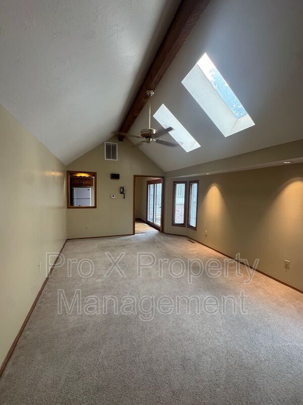 Building Photo - 510 E Elm St